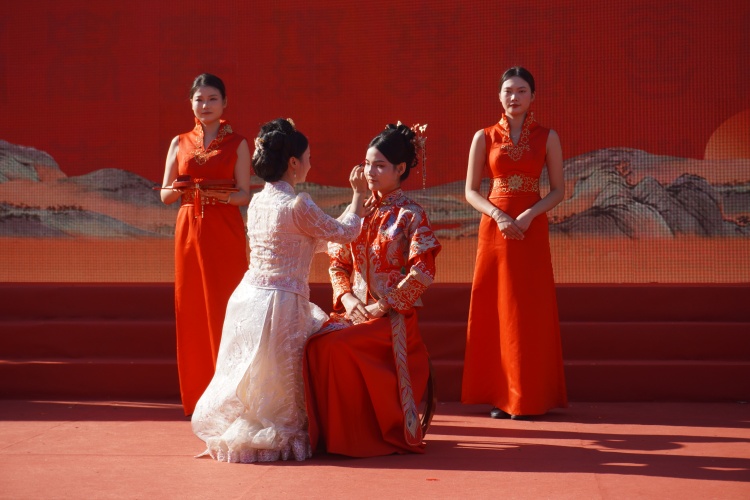 幸福结“蜜” 50多对新人在长沙桃花岭参与集体婚礼_fororder_mmexport1756451805667