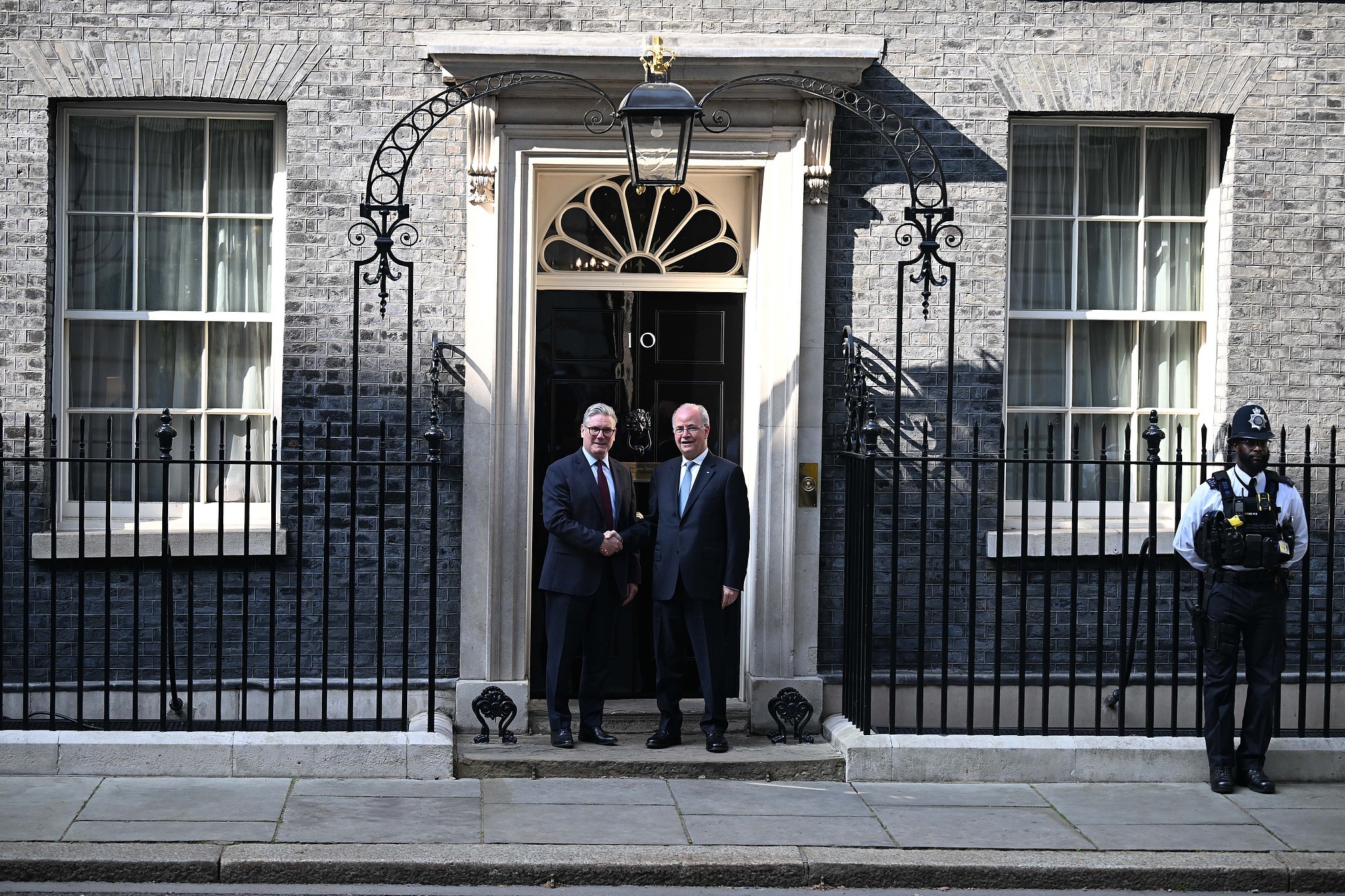 巴勒斯坦总理访问英国 会见英首相斯塔默