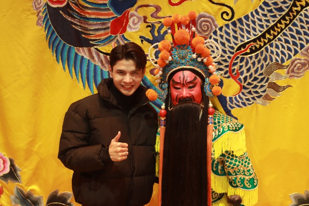La Generación Z del Sur Global observa Beijing: diálogo entre la “Vieja Beijing” y su nueva vitalidad_fororder_老挝网红博主与扮演关羽的京剧演员合影留念 摄影 曲艺