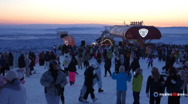 过年人潮已刷屏！新疆各地新年活动扎堆 满城都是人人人
