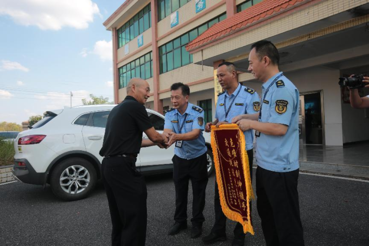 巡查途中发现车祸 湖南衡阳县执法人员热心救助_fororder_1