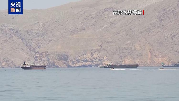 伊朗官员称向一艘美军舰警告性开火 造成损失情况不明