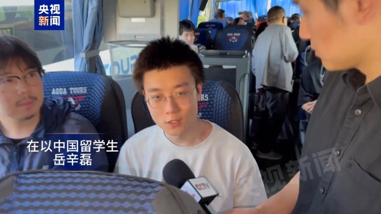 总台现场直击丨第一批在以中国公民从塔巴口岸进入埃及