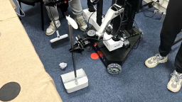 【新春走基层】给机器人装上“大脑” 品味实验室的年味