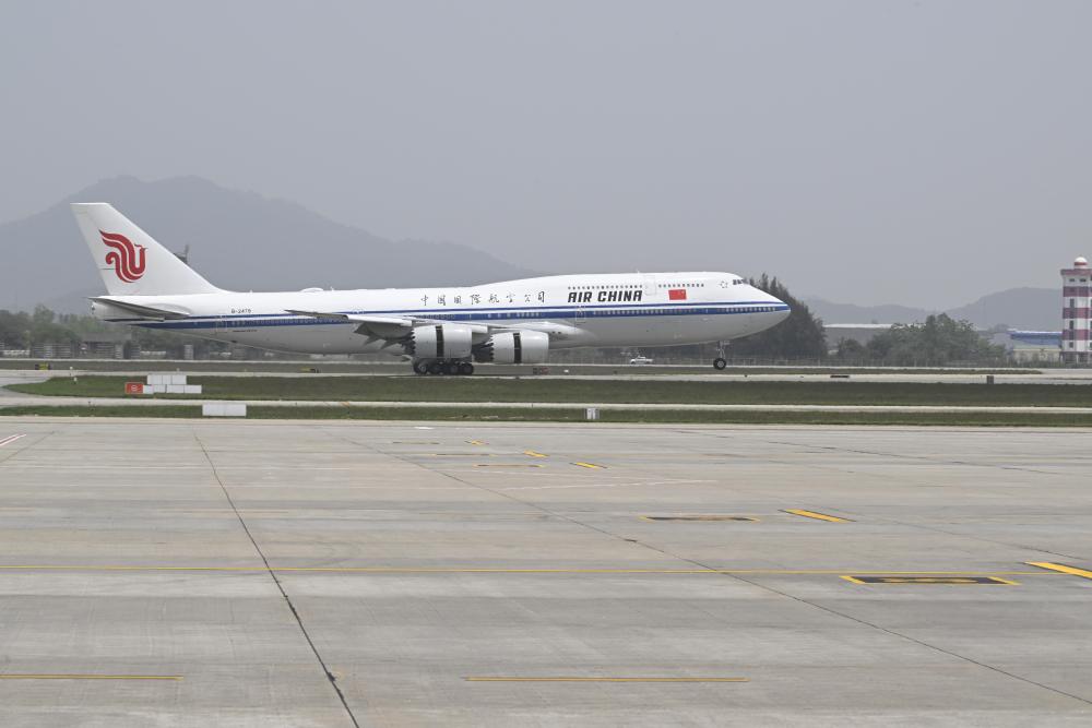 新华图讯丨习近平乘坐的专机降落越南河内内排国际机场