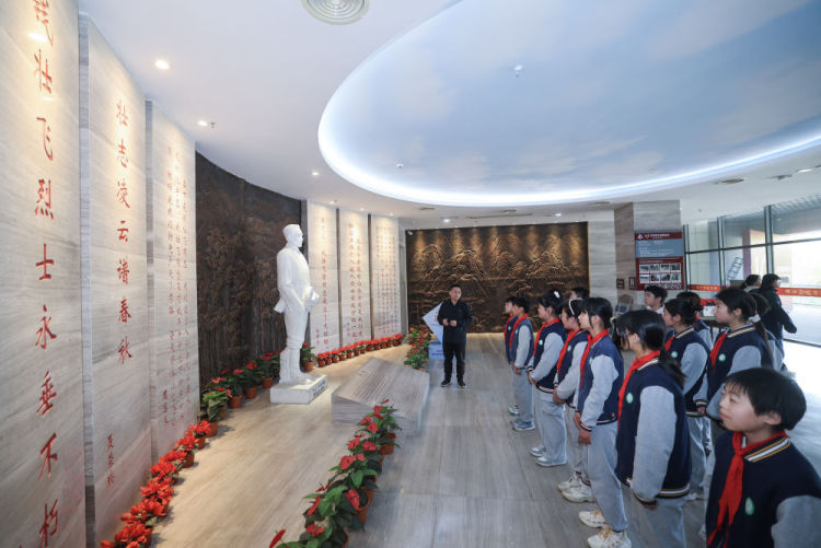 清明祭扫缅怀革命先烈