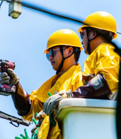 Chongqing Power Workers Take on Extreme Heat with "Hardcore" Efforts