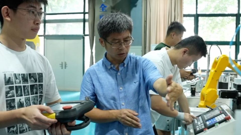 新华视点｜多措并举打好稳就业“组合拳”