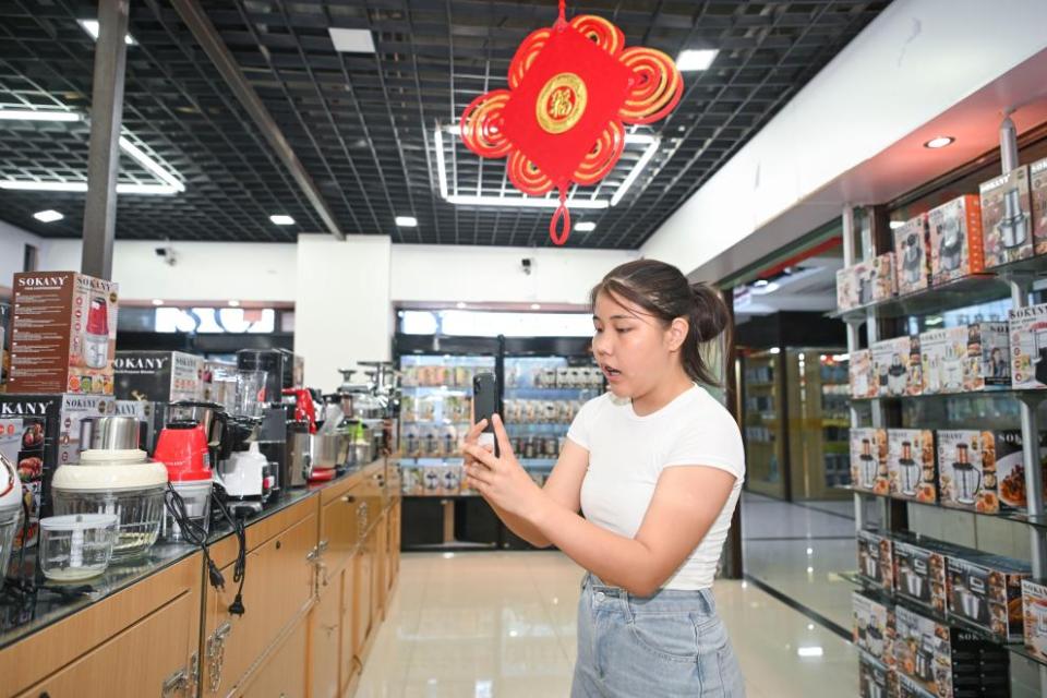 中哈边境行：在中国跨境直播的哈萨克斯坦青年