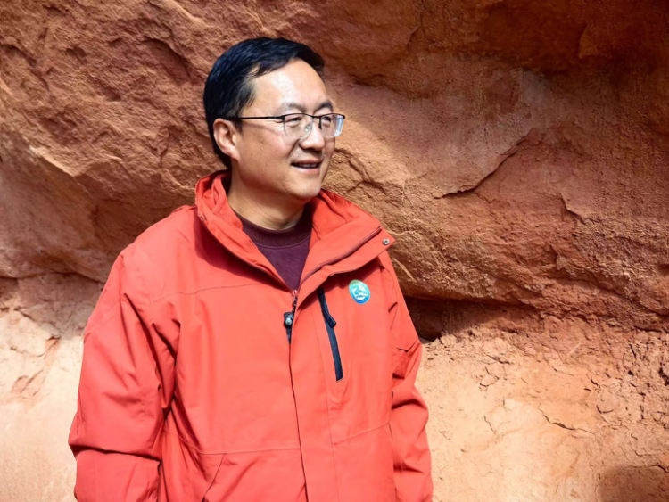 【何以中国·壁画里的中国】一位守窟人的二十年：与孤寂为伴，以赤诚守护“国宝”