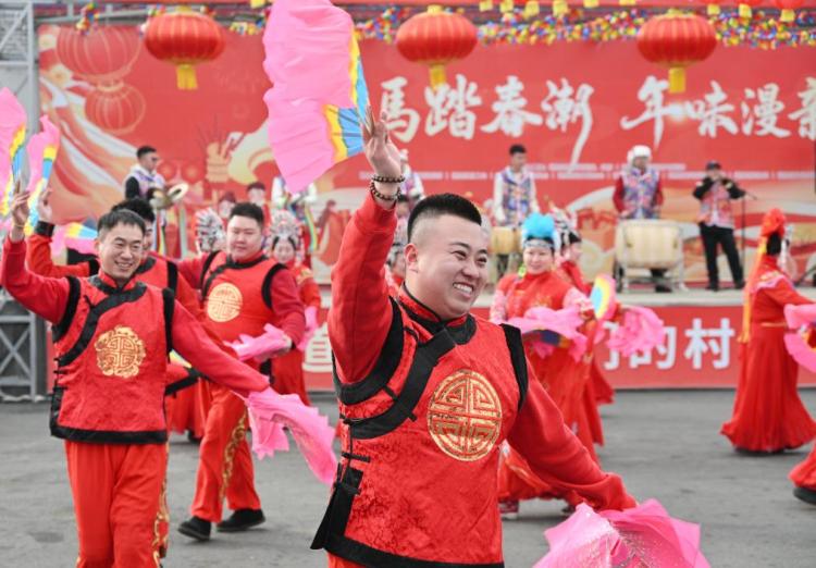 新华鲜报丨火热“村晚”！中国乡村动人年味