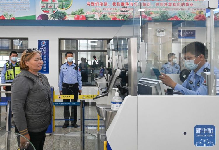潮涌新疆70年 丝路新程：立体通道联通亚欧