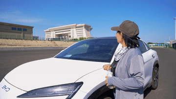 新华全媒+｜在霍尔果斯，这群人让国产新能源汽车“跑”向中亚