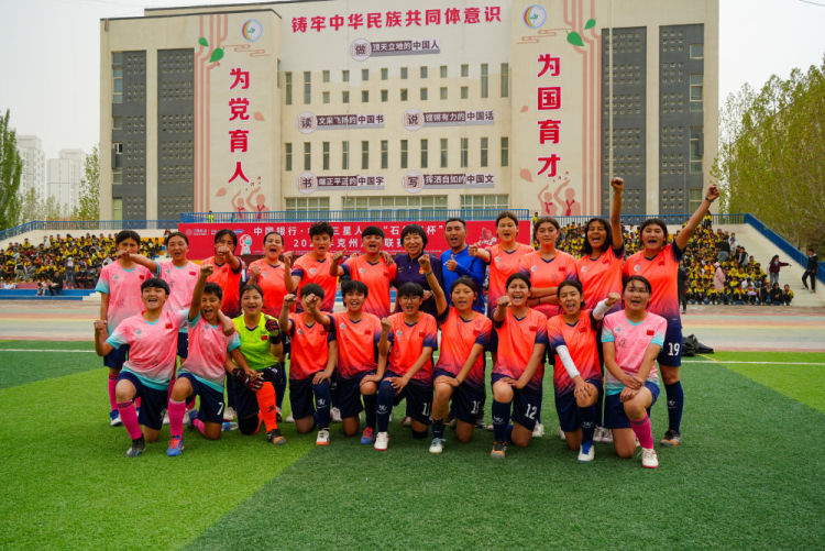 新华全媒+丨昆仑山下 足球女孩逐梦绿茵场
