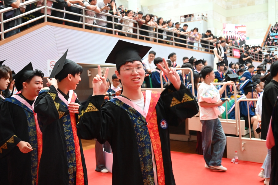安徽财经大学举办2025届毕业生毕业典礼暨学位授予仪式_fororder_DSC_5414.JPG
