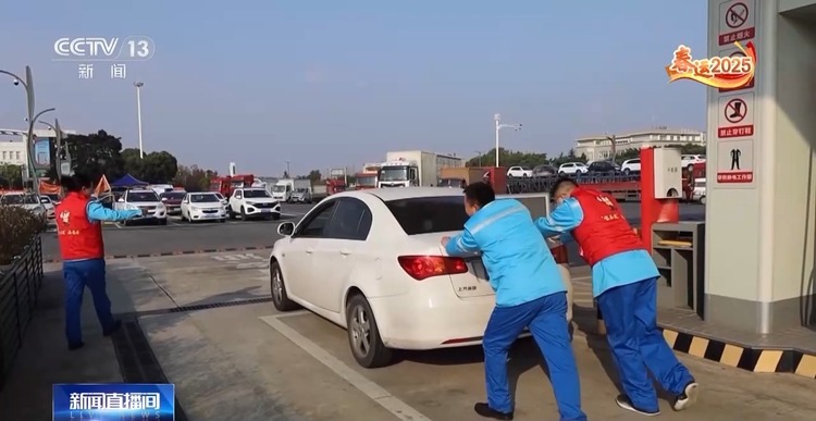 9万余名青年志愿者上岗 开启春运“暖冬行动”
