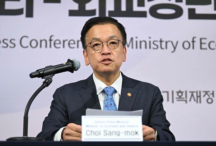 韩国经济副总理崔相穆将代行总统职务