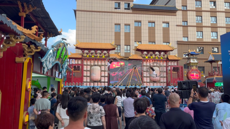 新疆乌鲁木齐：特色街区点亮城市“夜经济”