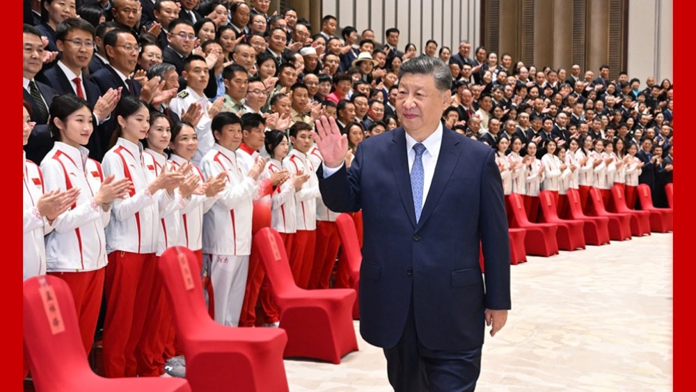 习近平接见全国群众体育和全国体育系统先进集体、先进个人代表_fororder_1762690720409_378