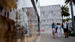 奢侈品等行业业绩“跳水” 美关税冲击欧洲高端制造_fororder_da286f23925242518ad2a53816c6ef76