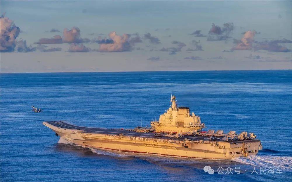 中国海军双航母编队赴远海开展实战化训练