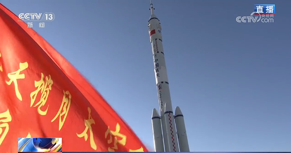 此时此刻！神十九船箭组合体正在进行垂直转运