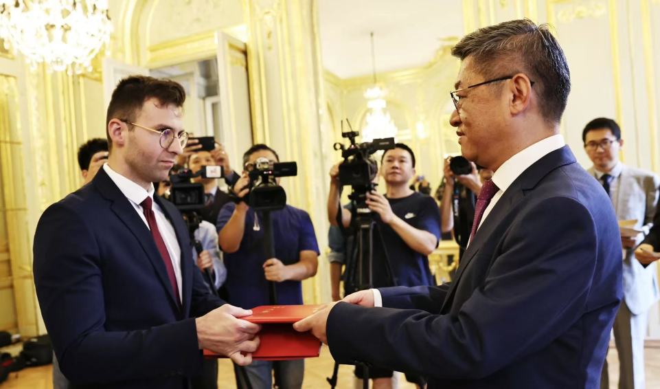 法国青年马库斯：“捐赠只是第一步，我们还要告诉全世界日军侵华的真相”