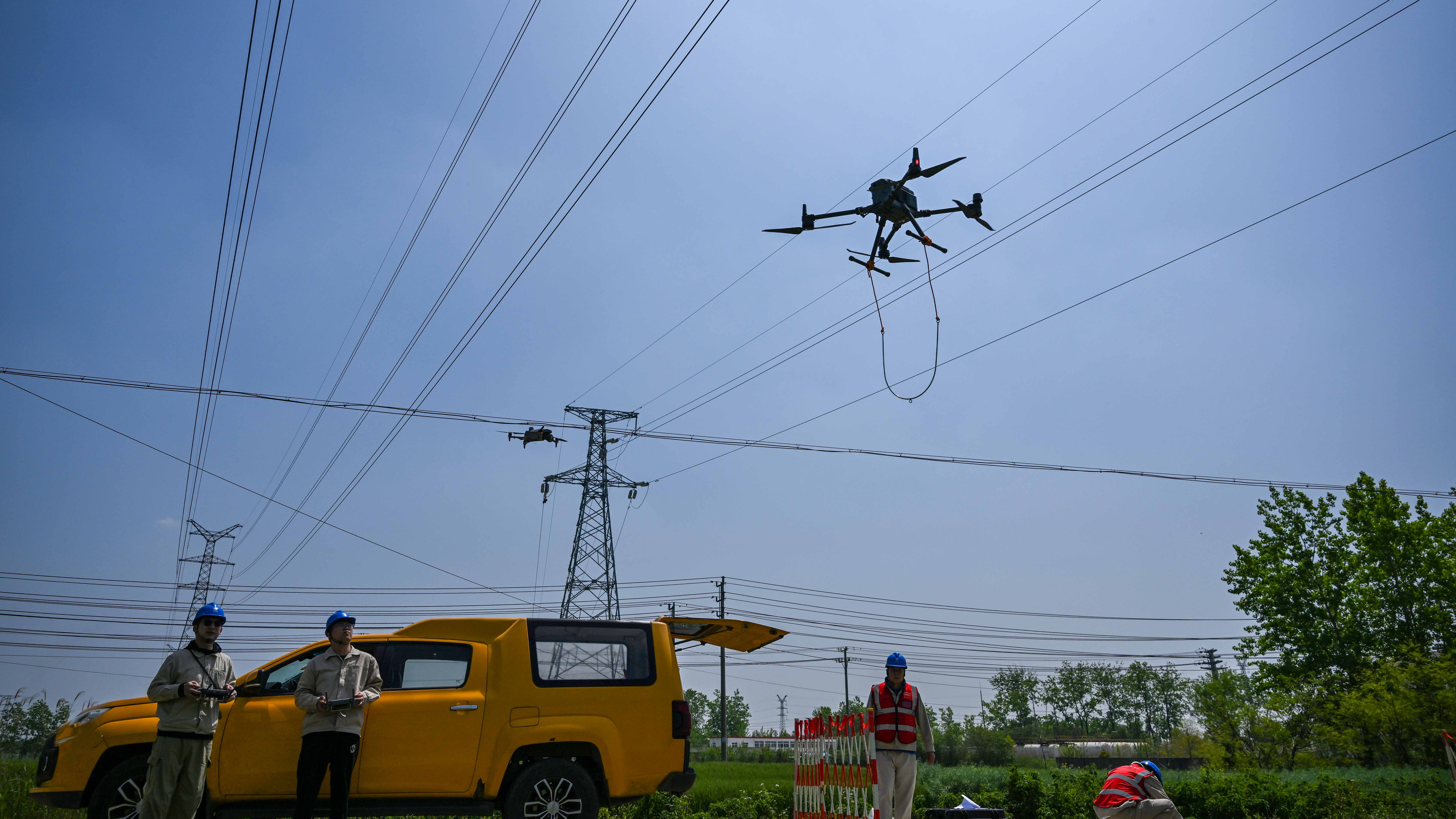 State Grid Huai'an Power Supply Company Uses “Drone + Robot” Method to Remove Hazards from Live Lines