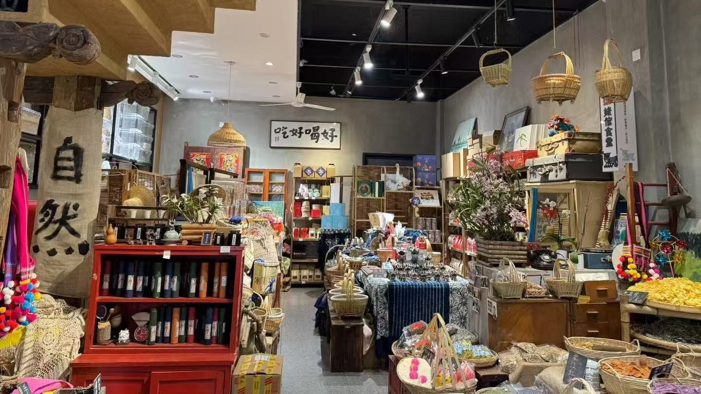 青春不打烊｜在市井烟火中，她架起连接乡土与世界的桥梁