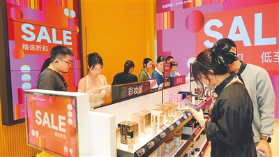海南离岛免税购物新政首日销售金额超7800万元_fororder_27028759_hnrbtp3_1762099023752_b