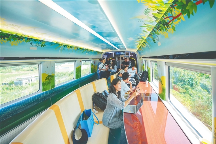 三亚至乐东旅游铁路动车组列车:AI赋能 解锁“潮酷”出行新体验