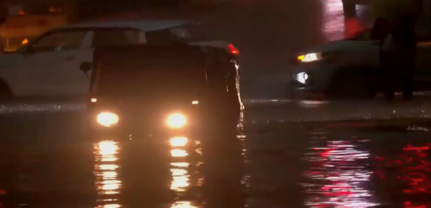 印度德里地区突发暴雨 上百架次航班延误