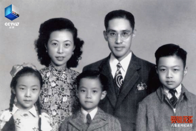 这些合影背后，是十余年的生死潜伏……
