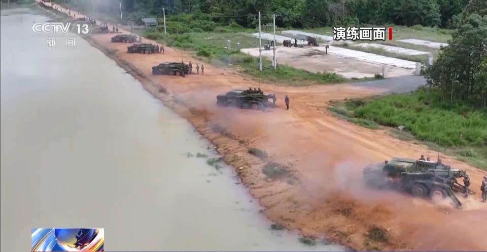 中柬陆空方向实兵实弹演练 场面震撼 直击现场→
