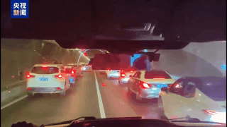 1.7公斤病重女婴急救途中遇堵车 司机齐刷刷45°角转向让出生命通道