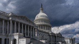 美众议院通过临时拨款法案 距结束政府“停摆”只差一步