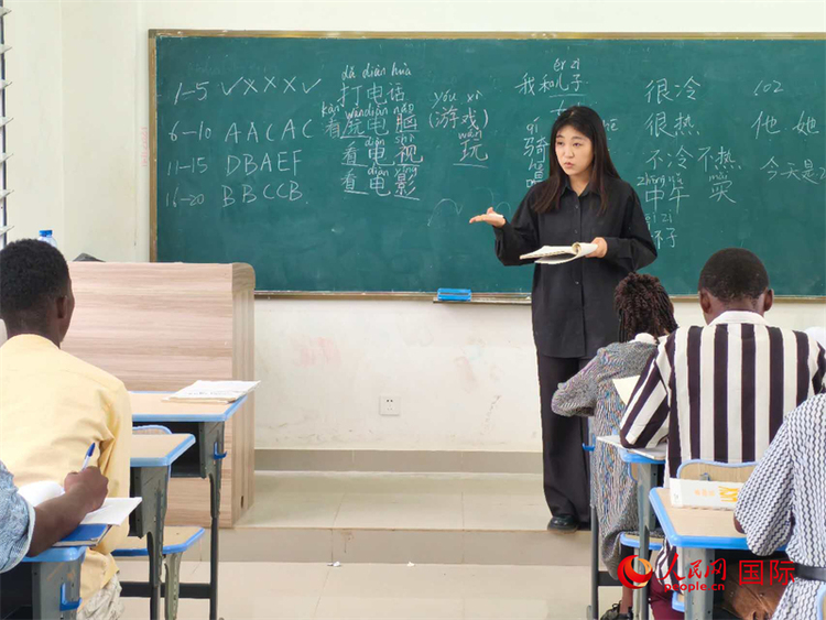 中文架起梦想之桥——探访布隆迪大学孔子学院_fororder_5