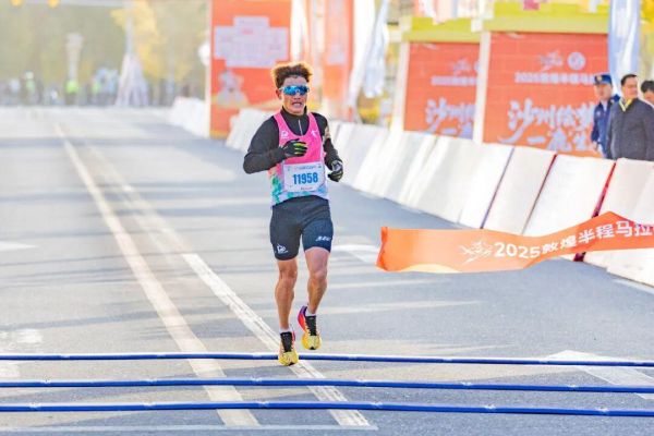 2025敦煌半程马拉松圆满落幕