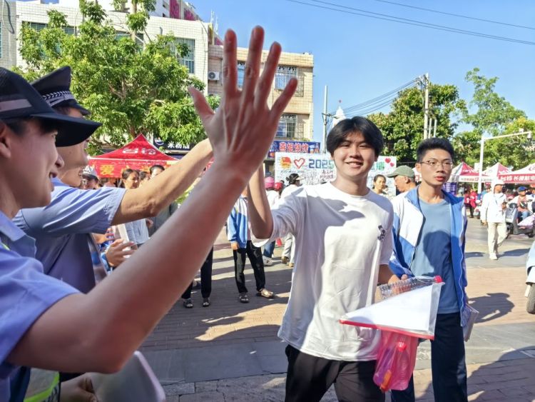 新华全媒+|青春赴考场 执笔向未来——2025年高考首日见闻