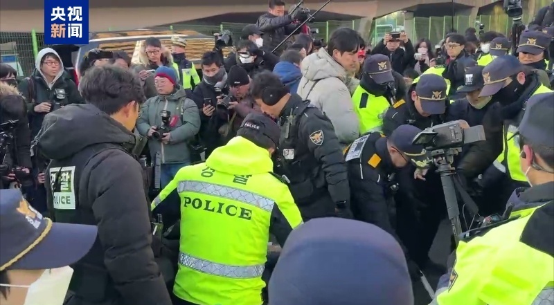 总台记者观察丨尹锡悦拒不配合执行逮捕令 调查机关称拒绝执行涉嫌违法