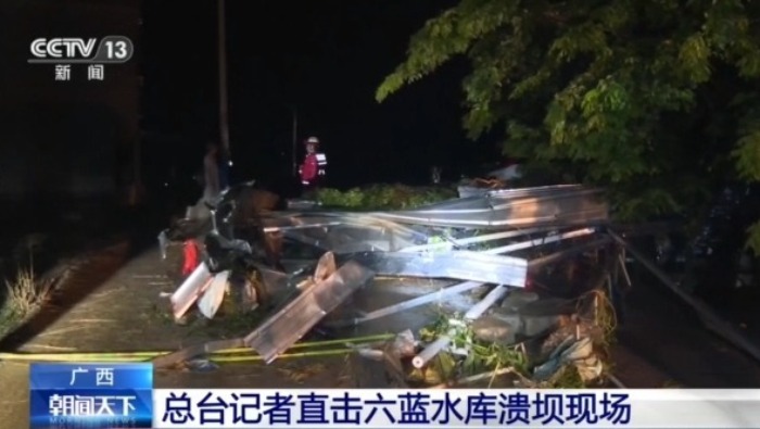 周边拦水墙被冲毁 总台记者直击六蓝水库溃坝现场