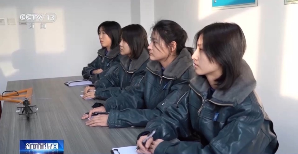 第三批陆航女飞行员训练转入高教阶段
