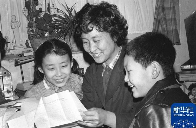 时光相册｜从见字如面到天涯咫尺——跟着新华社镜头看通信变迁