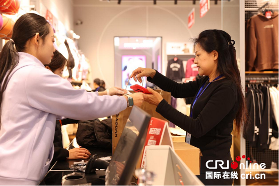 من "منتجات التبريد في محافظة مينتشيوان" إلى "عاصمة أحذية في محافظة سيويشيان": مشاهير الإنترنت العالميون يهتفون "التصنيع الصيني رائع"