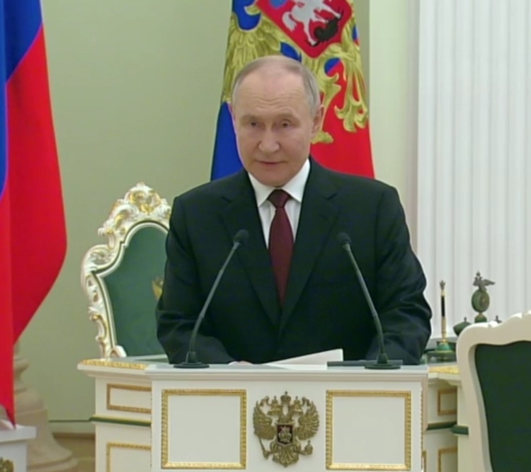 俄总统普京在祖国保卫者日发表讲话并授勋英雄战士