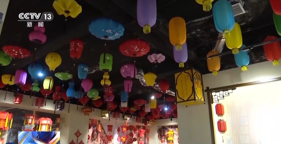 烟花走俏 麻将机大卖……外国人怎么过春节?中国节日“玩法”走向世界