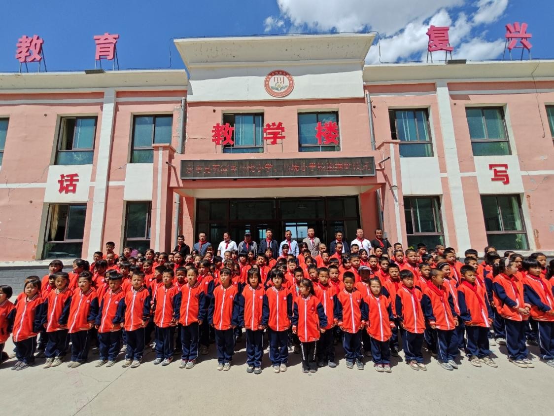 兰州理工大学驻村工作队联合爱心企业开展校服捐赠活动_fororder_图片1