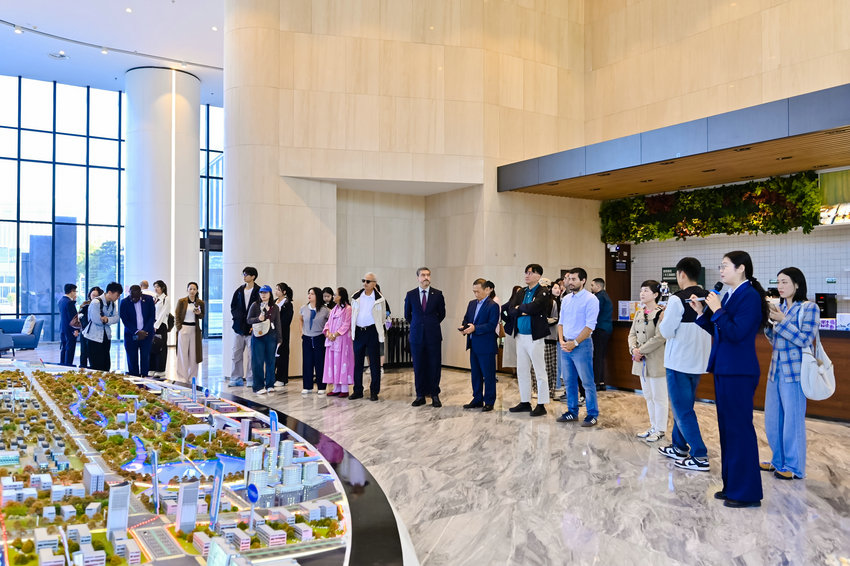 Diplomats Decode China's Solutions for Global Connectivity at the Zhengzhou Airport Economy Zone in Henan Province_fororder_图片6