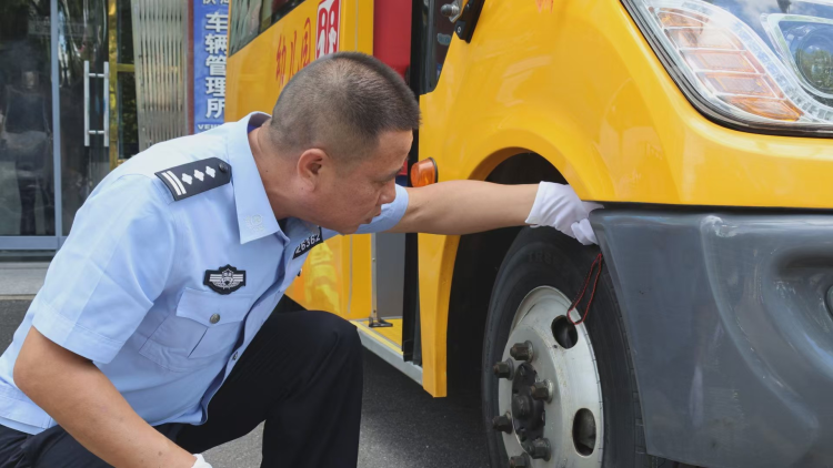 湖南衡阳县开展校车“大体检” 撑起师生“平安伞”_fororder_2