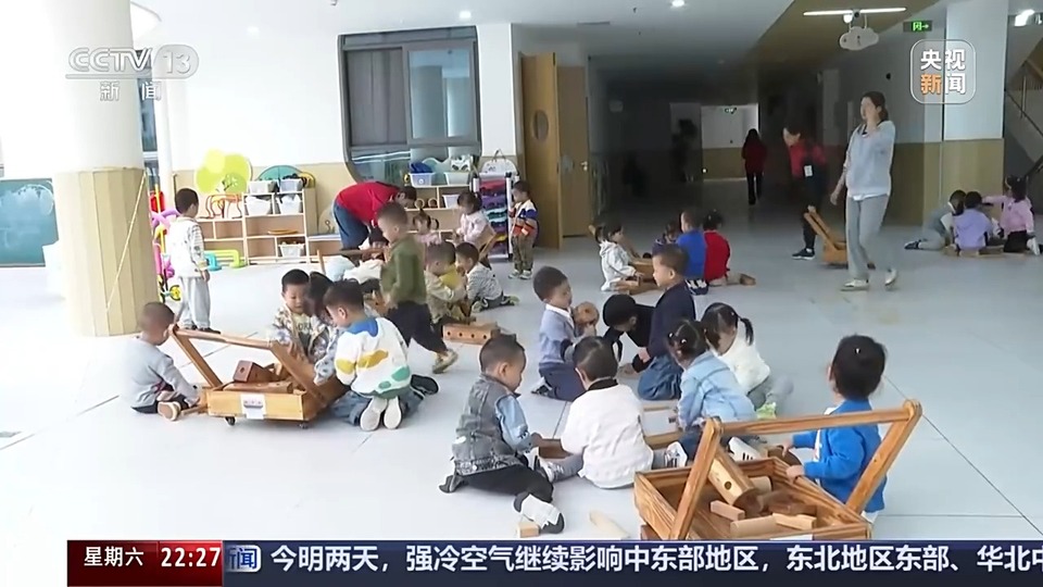 新闻周刊丨“小小孩”托育引关注 减轻育儿负担该如何发力？